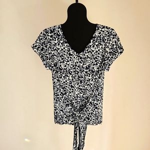 Cupio blue and white floral cape sleeve top with tie waste, size XL.